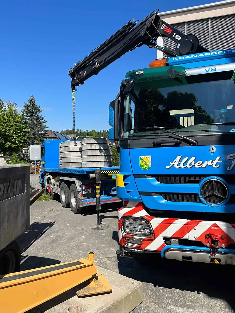 Kranlastwagen von Alb. Frei mit Tieflader beim Verladen