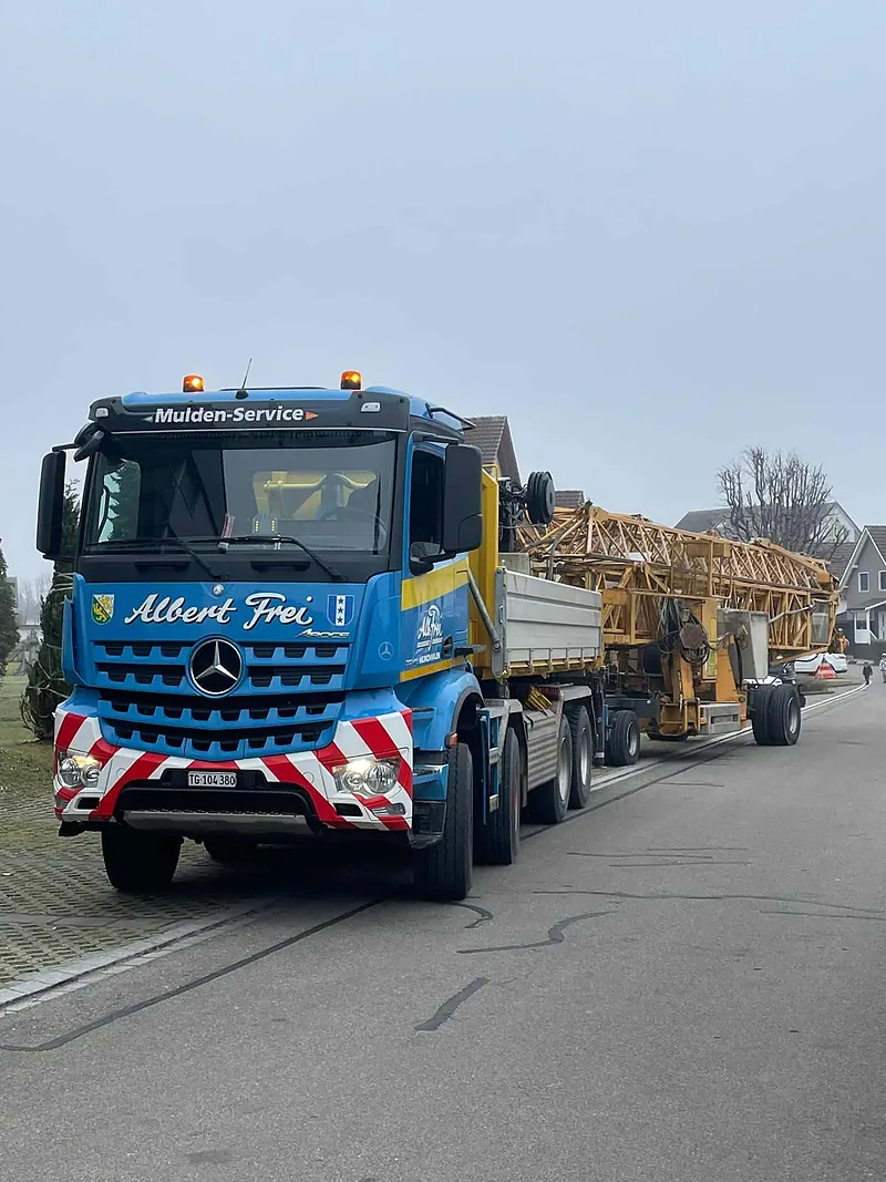 Kranlastwagen von Alb. Frei mit Baukranteilen unterwegs