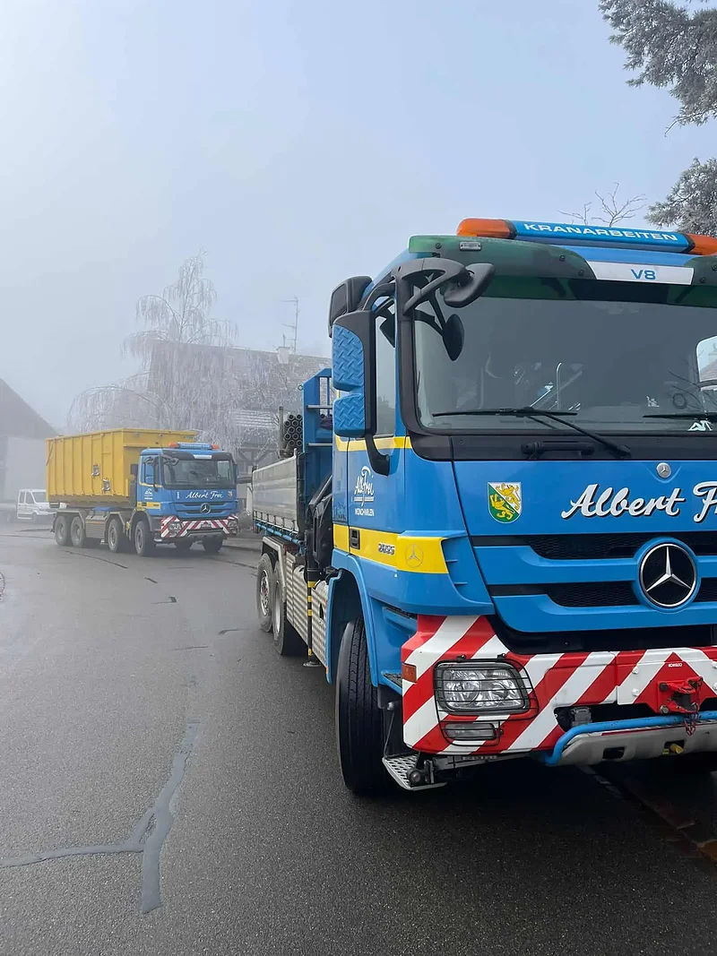 Lastwagen von Alb. Frei an einem nebligen Wintermorgen