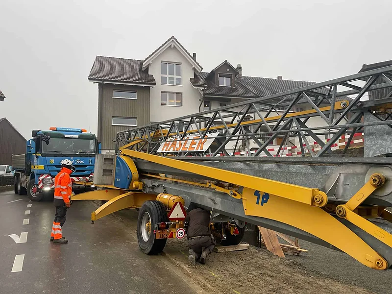 Kranwagen von Alb. Frei beim Abbau eines Baukrans