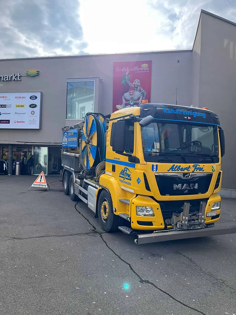 Gelber Saugwagen von Alb. Frei vor einem Einkaufszentrum