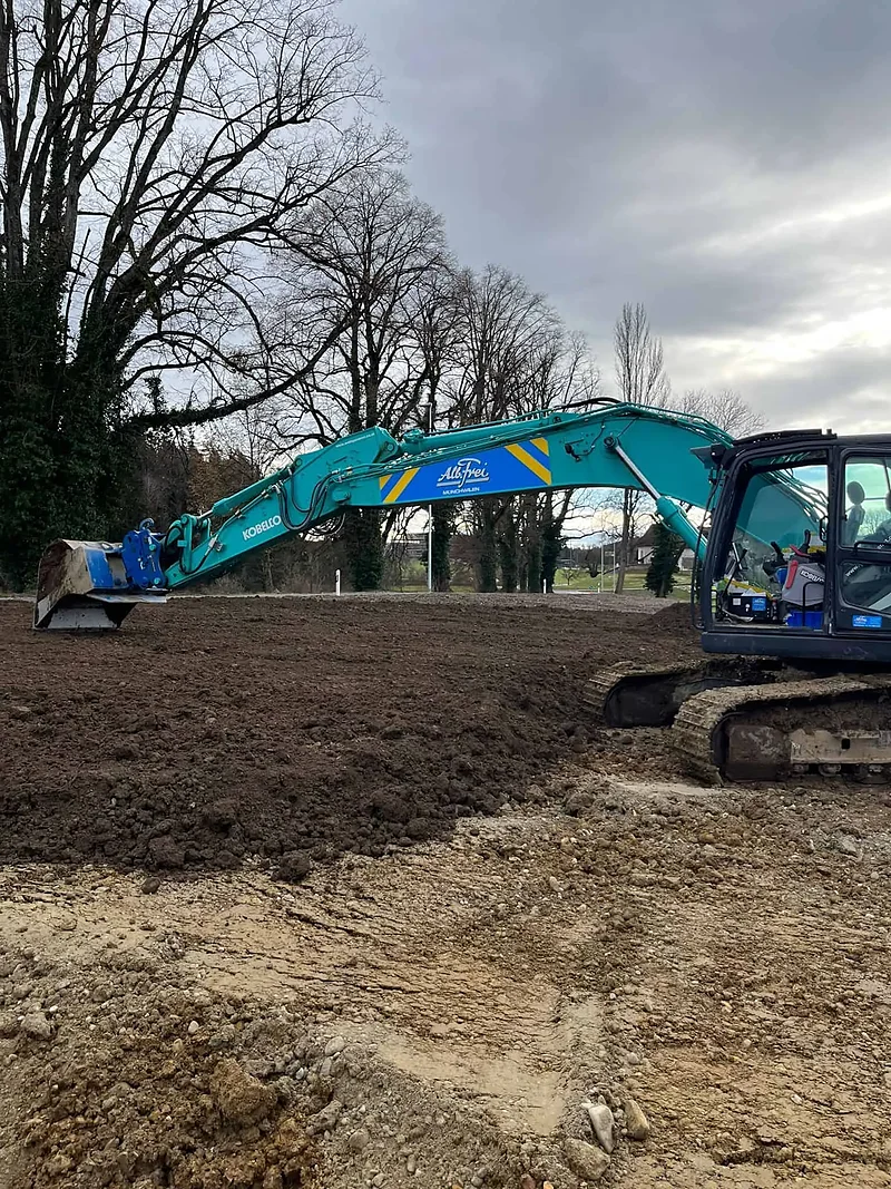 Kobelco-Bagger beim Aushub für einen Neubau