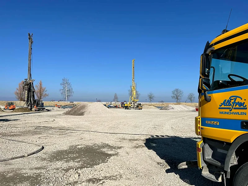 Saugwagen von Alb. Frei auf einer grossen Baustelle mit Bohrgeräten