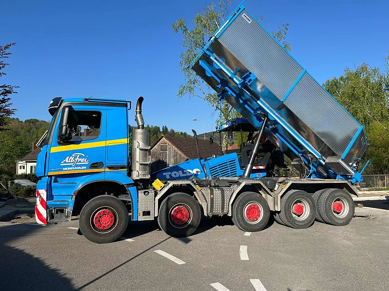 Abrollkipper von Alb. Frei mit hochgekipptem Container