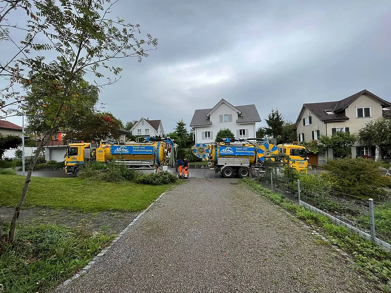 Saugwagen von Alb. Frei auf einer Quartierstrasse