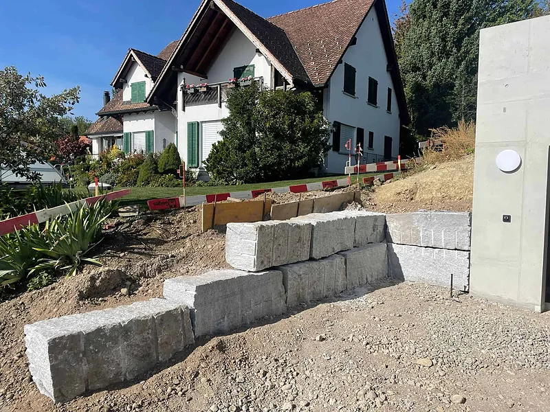 Frisch versetzte Blocksteinmauer an einem Wohnhaus