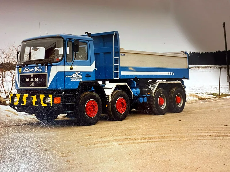 Blau-weisser MAN-Vierachskipper von Albert Frei, historische Aufnahme