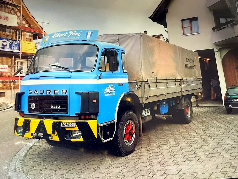 Hellblauer Saurer D290 mit Blachenaufbau von Albert Frei, historische Aufnahme