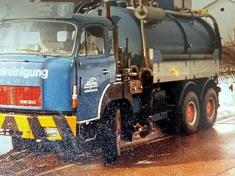 Hellblauer Saurer mit Saugtank und Aufschrift Kanalreinigung von Albert Frei, historische Aufnahme