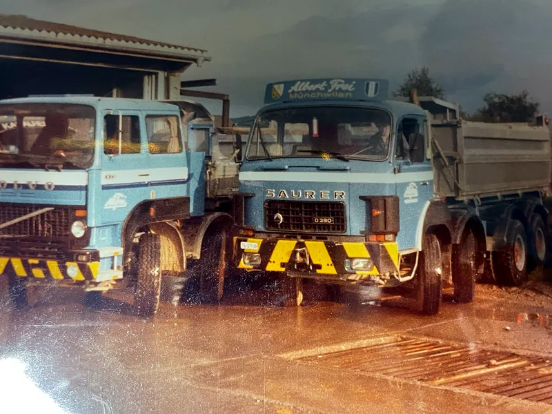 Saurer D290 und Volvo von Albert Frei nebeneinander, historische Aufnahme