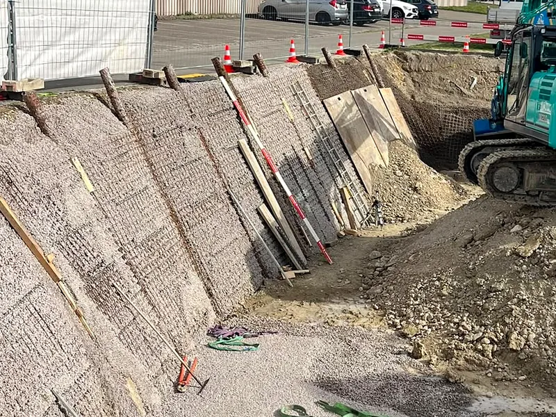 Tiefe Baugrube mit vernagelter und vernetzter Böschung