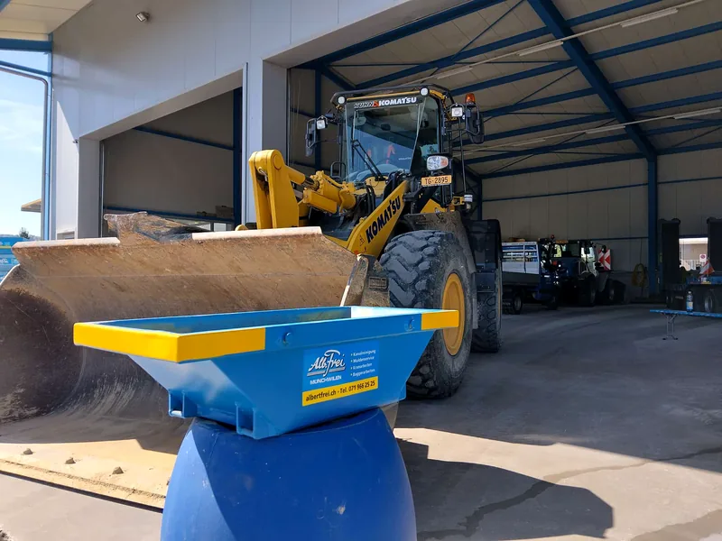 Komatsu-Radlader im Werkhof der Alb. Frei Transporte AG
