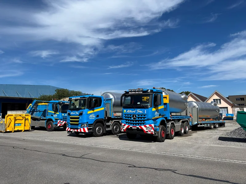 Mulden- und Kipperlastwagen von Alb. Frei vor dem Werkhof in Münchwilen, einer mit zwei Edelstahltanks auf dem Anhänger