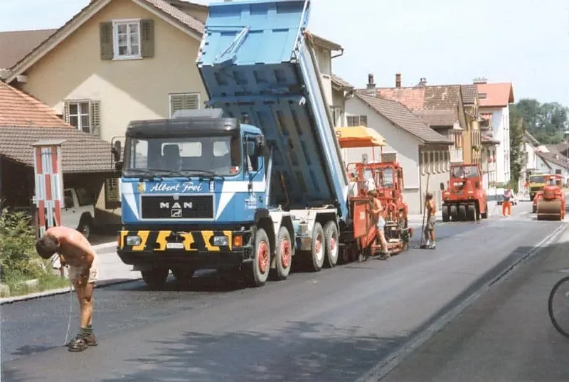 Vierachskipper der Alb. Frei Transporte AG beim Belagseinbau in einer Dorfstrasse