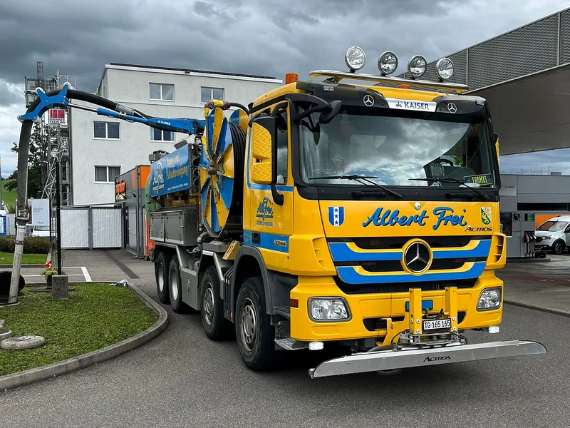 Gelber Saug- und Spülwagen von Alb. Frei mit ausgefahrenem Saugarm