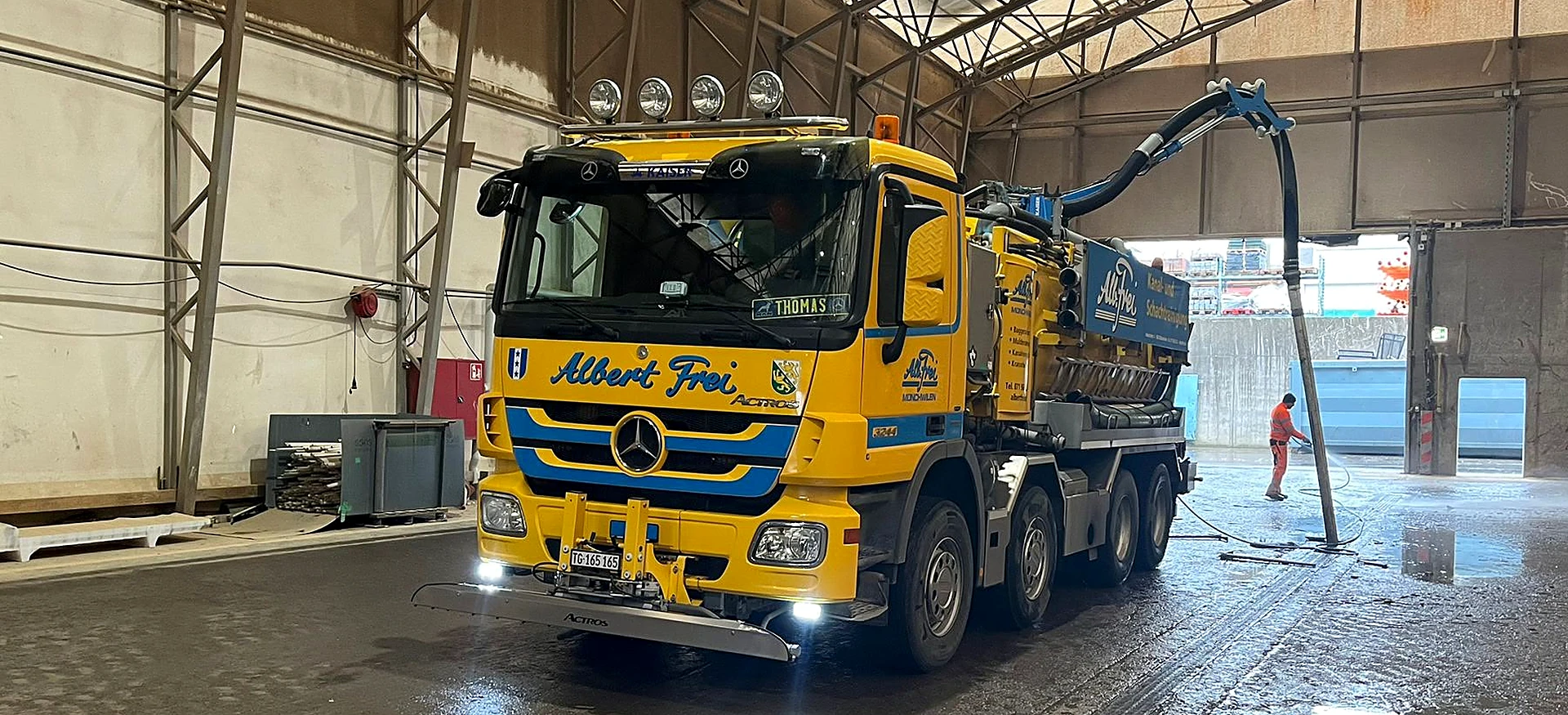 Gelber Saug- und Spülwagen von Alb. Frei bei der Reinigung in einer Halle