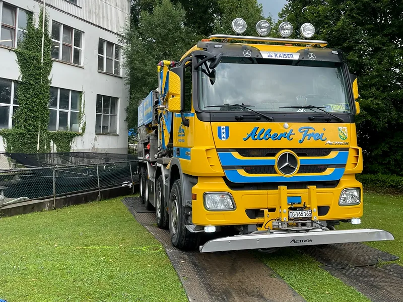 Saug- und Spülwagen auf Bodenschutzplatten im Einsatz auf einer Wiese