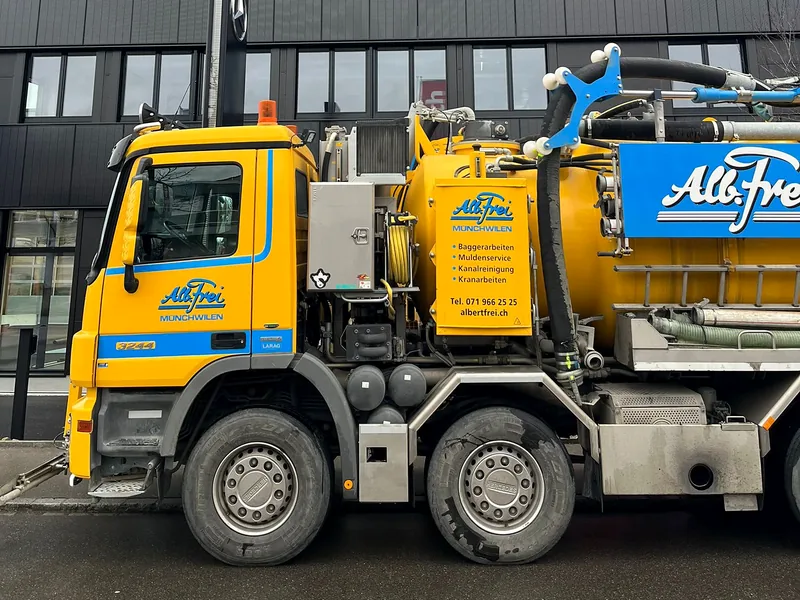 Saug- und Spülwagen von Alb. Frei von der Seite mit Leistungsübersicht