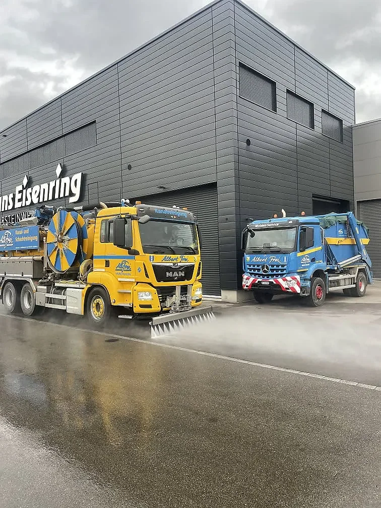 Saug- und Spülwagen von Alb. Frei vor einer Gewerbehalle
