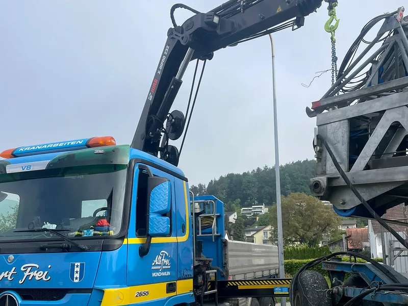 Kranwagen hilft beim Umsetzen eines Baukrans