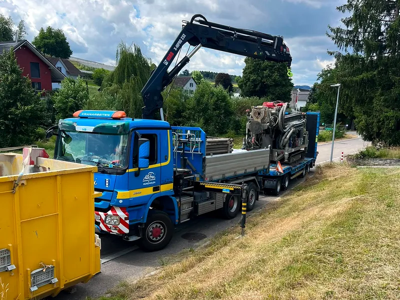 Kranwagen mit Tieflader und Bohrgerät