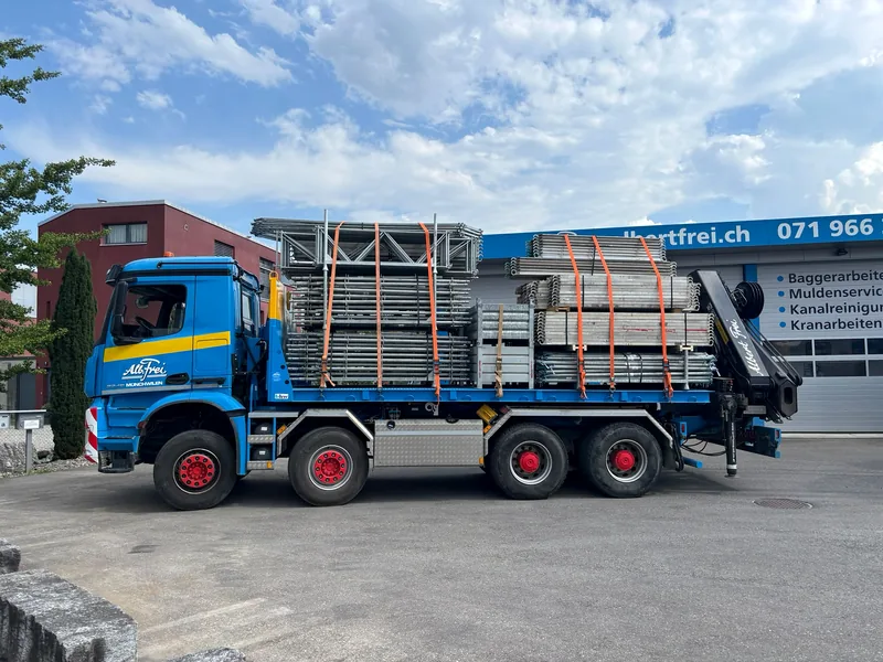 Gerüstmaterial auf dem Kranwagen vor dem Werkhof