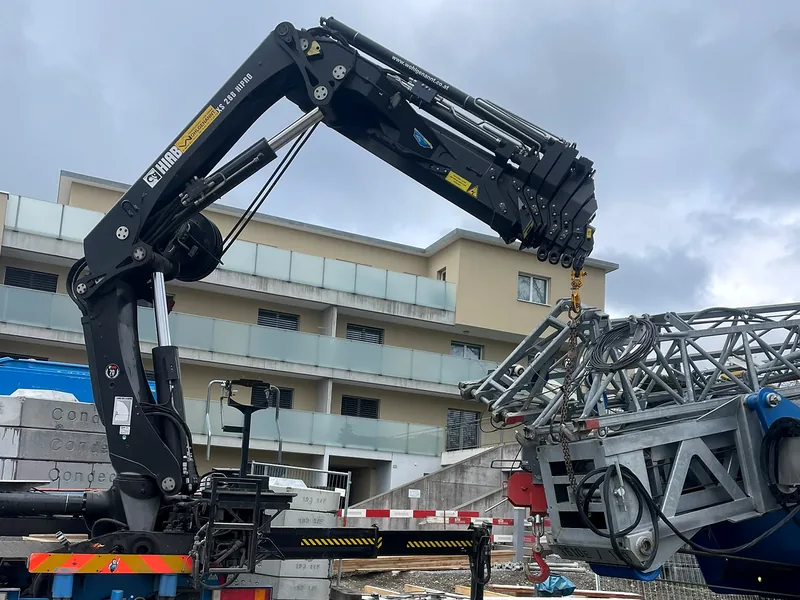 HIAB XS 288 Ladekran beim Anheben eines Baukranteils