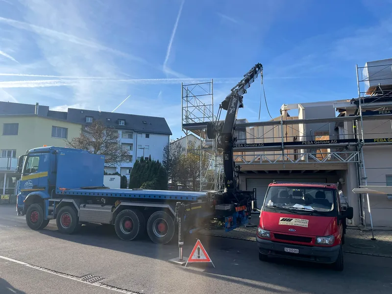 Kranarbeiten für den Holzbau am Gerüst