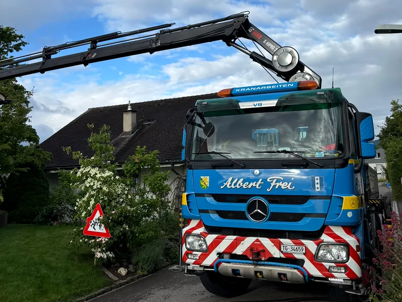Kranwagen von Alb. Frei mit ausgefahrenem Ladekran