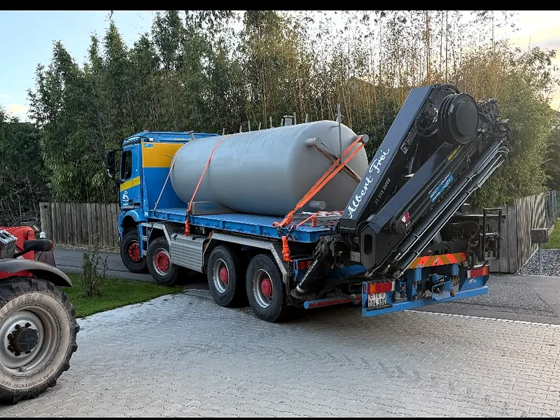 Kranwagen mit geladenem Tank vor der Anlieferung