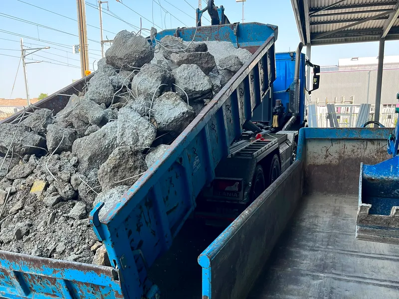 Mulde mit Betonabbruch wird auf dem Recyclingplatz abgekippt