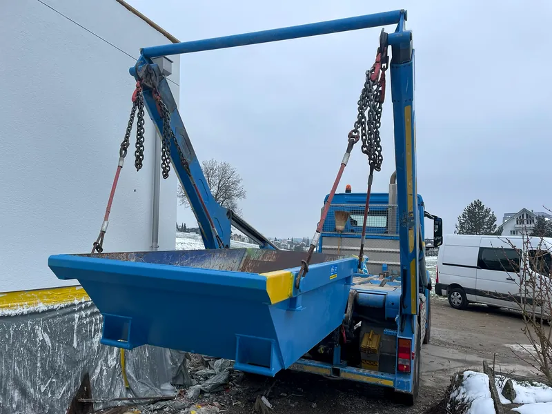 Frisch lackierte Welaki-Mulde am Muldenwagen beim Abstellen