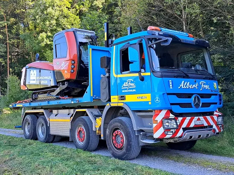 Kranlastwagen von Alb. Frei transportiert einen Bagger auf dem Tieflader
