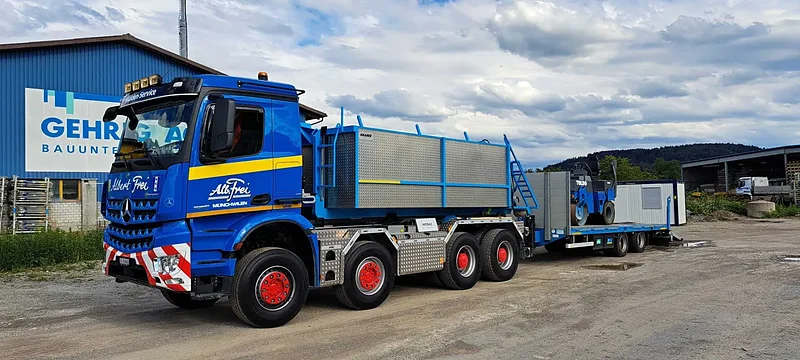 Kranlastwagen von Alb. Frei mit Tieflader und Material