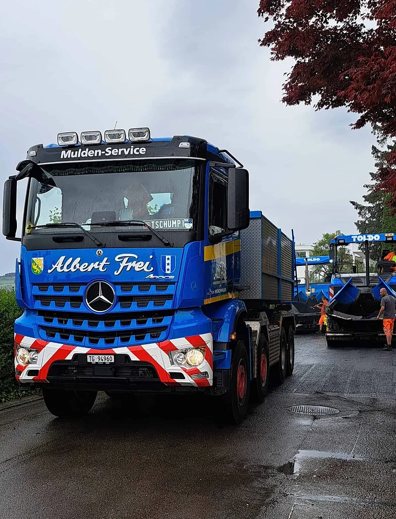 Lastwagen von Alb. Frei mit Mulden-Service-Aufschrift auf einem Platz