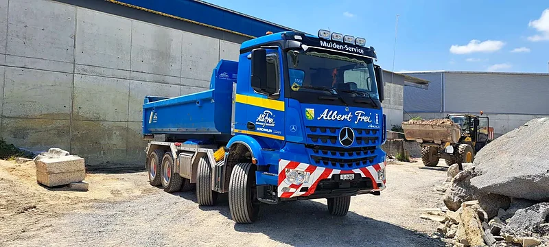 Dreiseitenkipper von Alb. Frei auf einer Kiesbaustelle