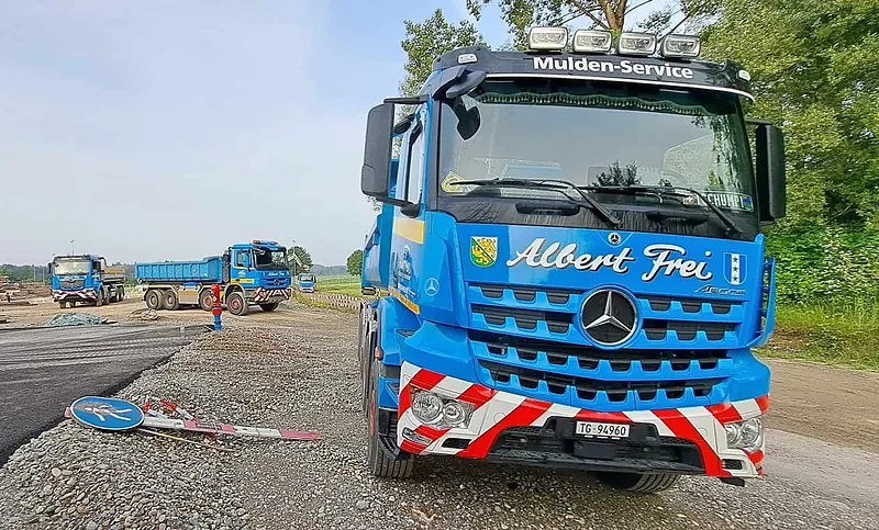 Lastwagen von Alb. Frei mit Mulden-Service-Aufschrift auf einer Baustelle