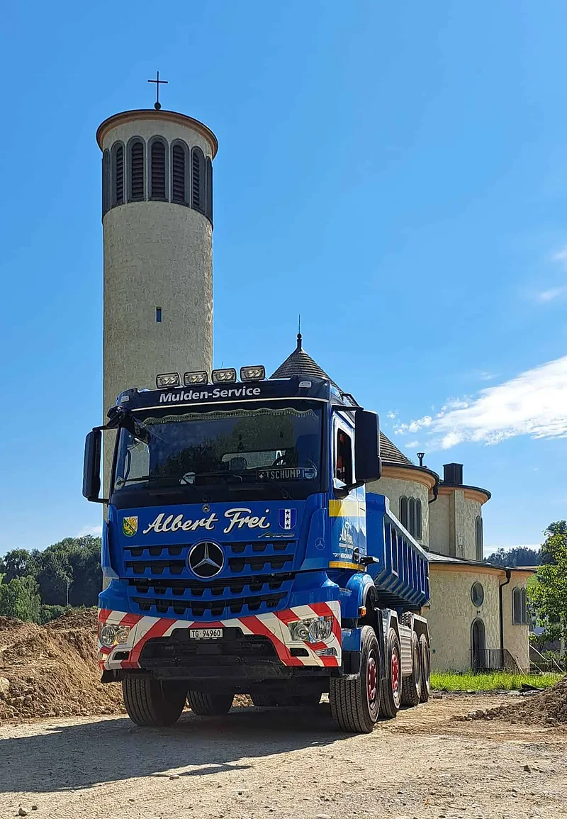 Kipper von Alb. Frei vor einem Kirchturm